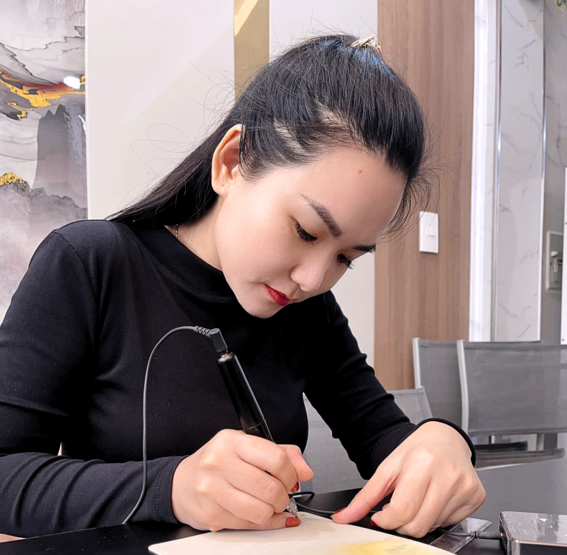 Học viên thực hành phun chân mày trên da giả