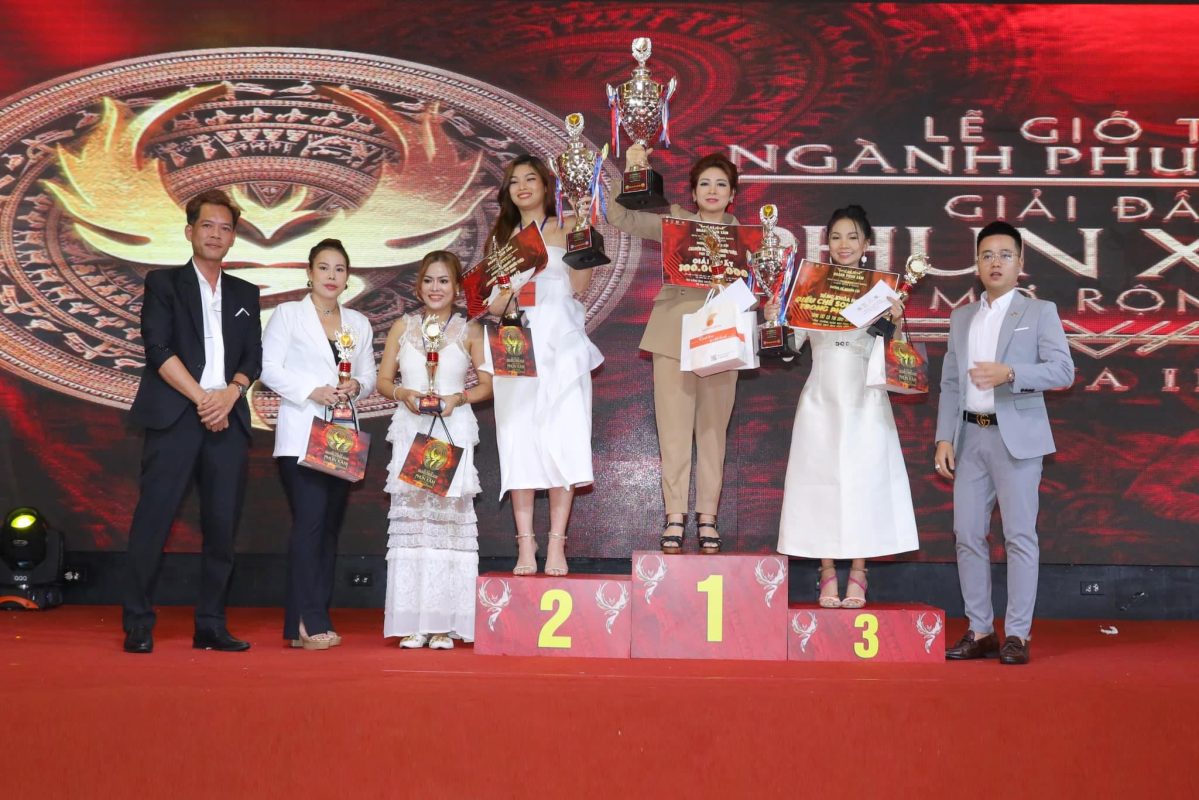 Master Thu Hoài đoạt giải Quán quân phun lông mày trên người thật