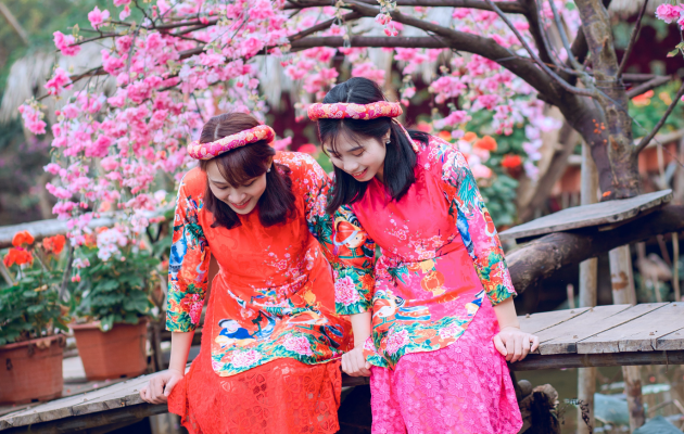 2 cô gái chơi Tết