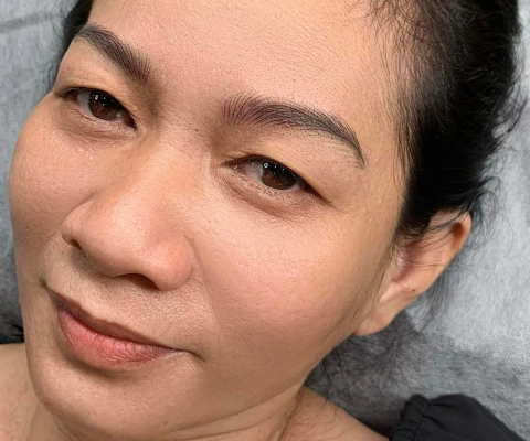 Phun chân mày cho cô lớn tuổi